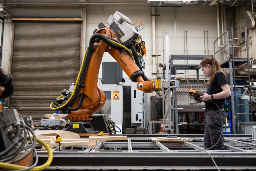 La formazione all'uso degli strumenti, l'integrazione di più lavorazioni e soprattutto un prodotto finito sono il cuore della conoscenza. Per questo in italia sono nati negli anni molti FABLab e Makers-Lab, che poi purtroppo sono miseramente falliti per le stesse politiche sopra enunciate.